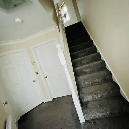 Detached House In Morley, Leeds * ليدز